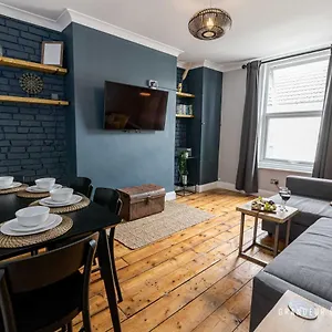 https://quirky-newly-renovated-central-apartment-with-parking.tophotelsbath.com